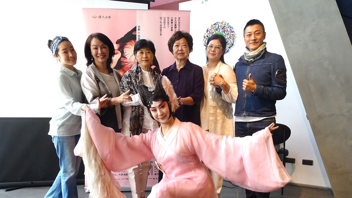 國光劇團狐仙宣告記者會(由右至左:演員凌嘉臨、國光劇團團長張育華、臺中國家歌劇院藝術總監邱瑗、國光劇團藝術總監王安祈、臺中市西窗藝術讀書會會長蕭珊珊、演員盛鑑;前排為演員黃宇琳)。(圖/台中國家歌劇院提供) 國光劇團狐仙宣告記者會(由右至左:演員凌嘉臨、國光劇團團長張育華、臺中國家歌劇院藝術總監邱瑗、國光劇團藝術總監王安祈、臺中市西窗藝術讀書會會長蕭珊珊、演員盛鑑;前排為演員黃宇琳)。(圖/台中國家歌劇院提供)