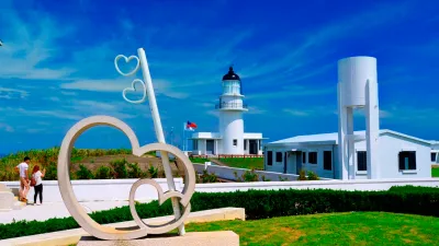 《海岸管理法》2015年上路,但海岸保護區仍不斷受到開發案衝擊。由於為了避免「山也BOT,海也BOT」的批評,目前凡事涉及到近海海域使用的大型開發案,漁業署都會主張「海岸公共通行權」與「親水權」,財團想要獨攬「海景地一排」幾乎已經不可能。(資料照,取自交通部觀光局網站)