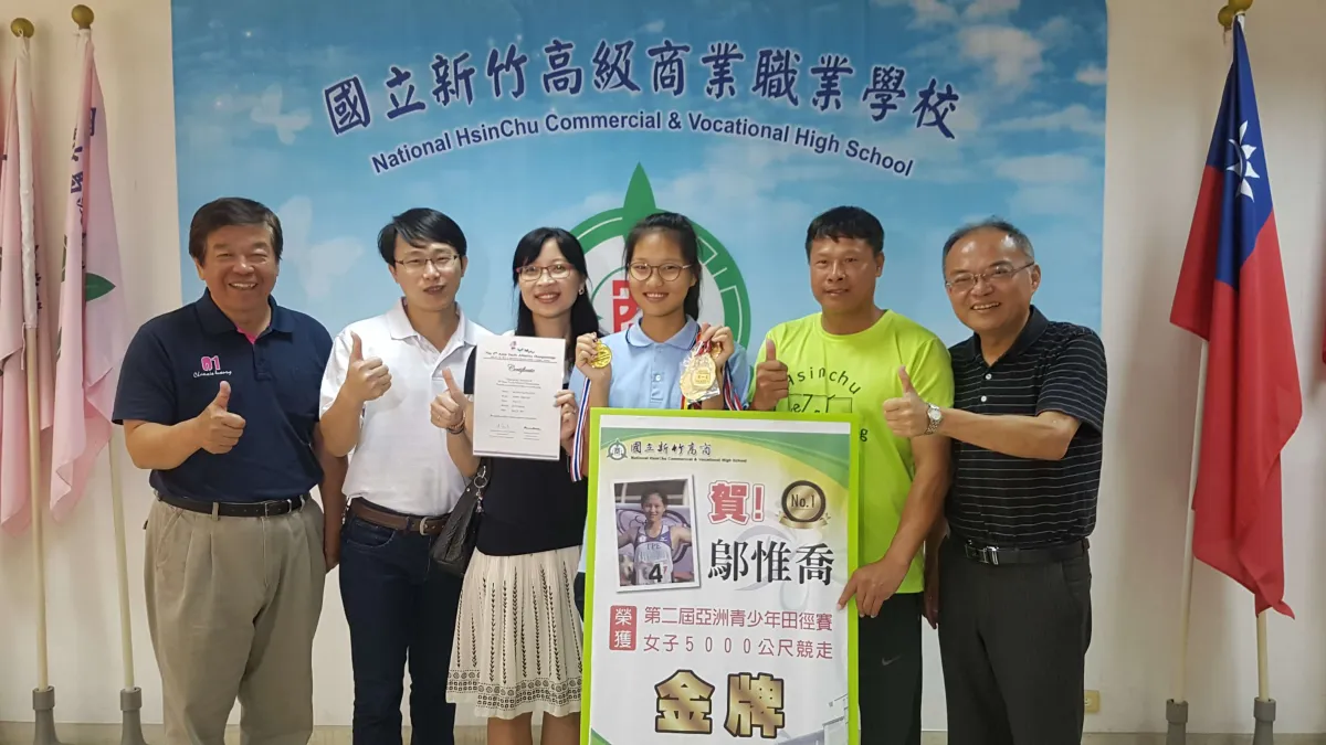 國立新竹高商鄔惟喬同學為台灣田徑史女子競走項目拿下國際大賽金牌,父母、啟蒙教練及學校師長都與有榮焉。(圖/方詠騰攝)