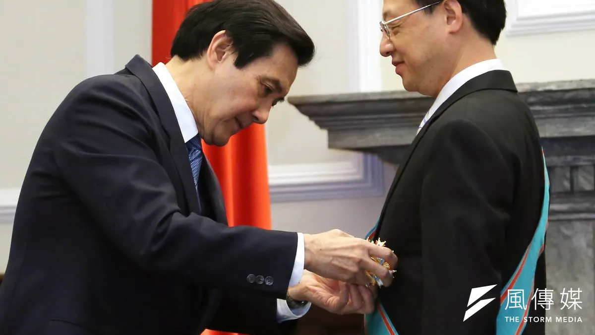 總統府6日晚間公布新聘資政及顧問名單,前行政院長江宜樺獲聘新任資政。圖為總統馬英九贈勳江宜樺。(總統府提供)