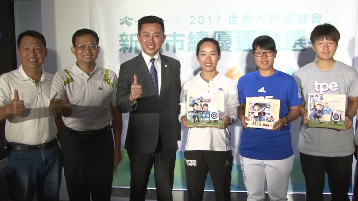 勉勵世大運選手 竹市贈紀念公仔