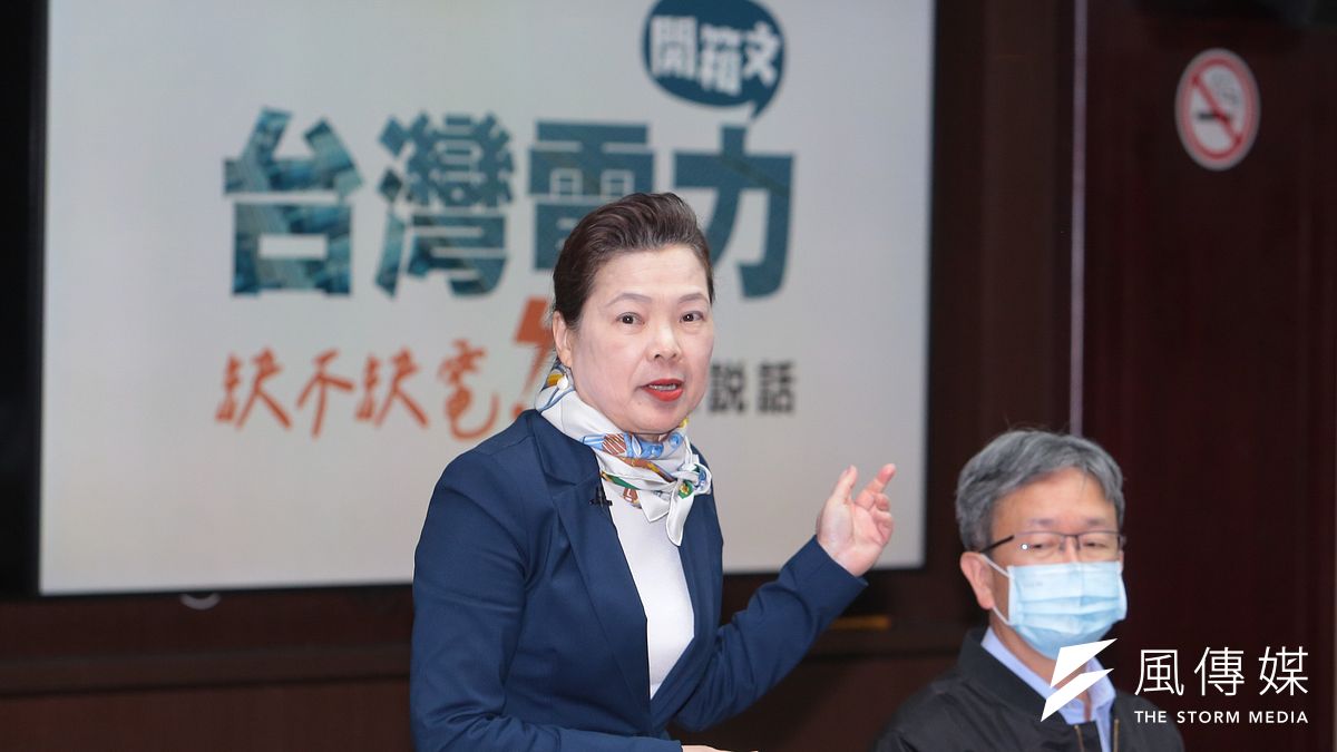 經濟部長王美花13日召開「核二2號機依法停機後電力調度說明記者會」。(顏麟宇攝) 經濟部長王美花13日召開「核二2號機依法停機後電力調度說明記者會」。(顏麟宇攝)
