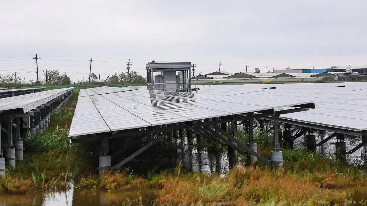 近年政府力推能源轉型,台南七股不少魚塭都轉型「漁電共生」光電案場,但也衍伸出不少問題。(顏麟宇攝) 近年政府力推能源轉型,台南七股不少魚塭都轉型「漁電共生」光電案場,但也衍伸出不少問題。(顏麟宇攝)