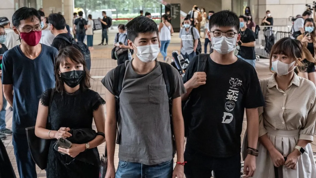 梁凱晴(左二)、岑敖暉(中)、黃之鋒(右二)、與袁嘉蔚(右一)被判監4至10個月。(BBC中文)