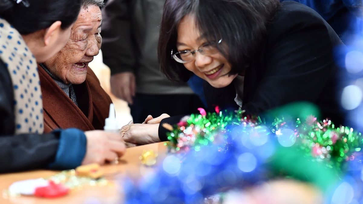 總統蔡英文16日上午出席嘉義縣長照A級點服務標誌掛牌。(總統府) 總統蔡英文16日上午出席嘉義縣長照A級點服務標誌掛牌。(總統府)