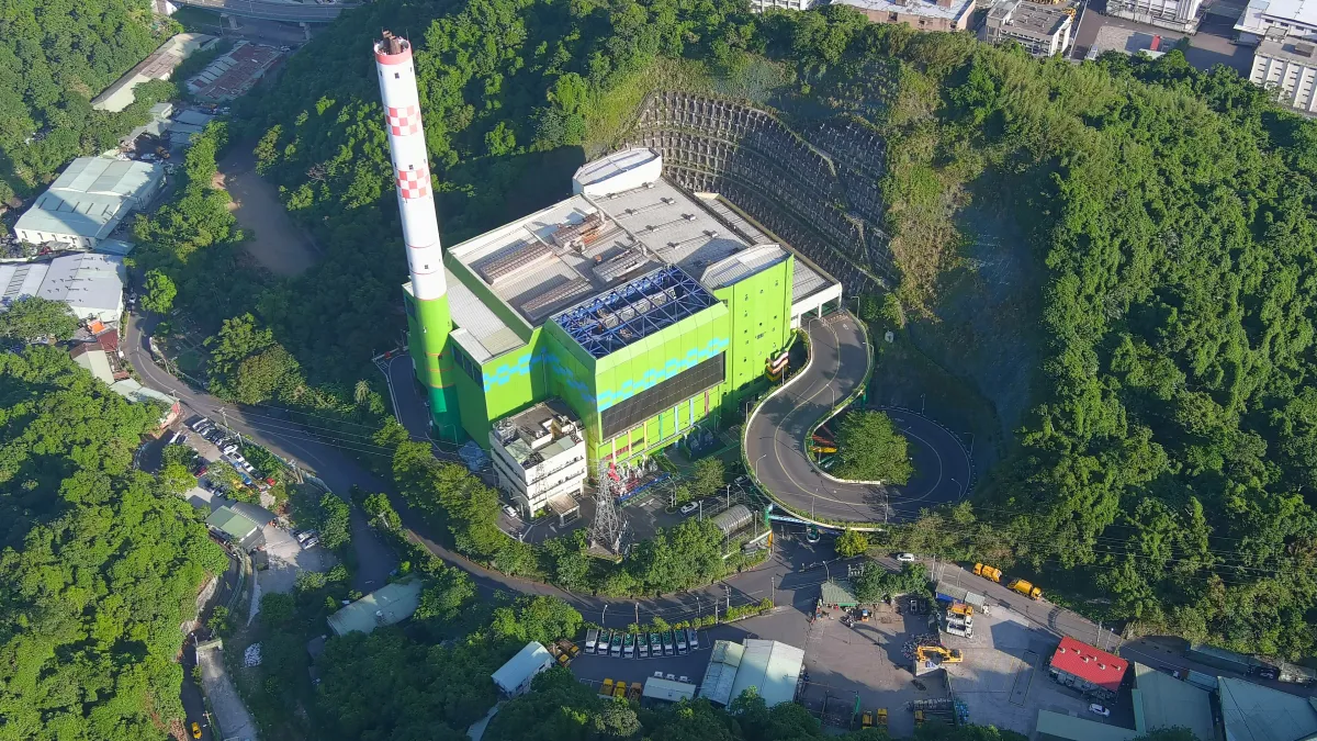 「新店垃圾焚化廠」獲環境教育設施認證肯定,象徵新北市在廢棄物處理與環境教育推動方面,持續雙軌並進。(圖/新北市環保局提供)