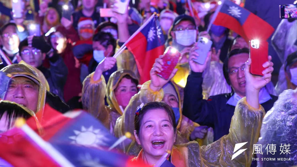 20231223-國民黨23日舉行「台灣平安,人民侯康」凱道造勢晚會,現場群眾熱情的揮舞著國旗及手機。(顏麟宇攝)