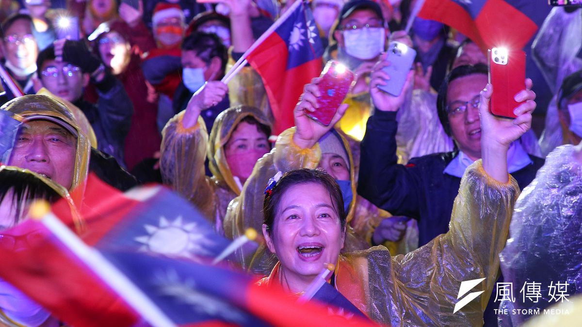 20231223-國民黨23日舉行「台灣平安,人民侯康」凱道造勢晚會,現場群眾熱情的揮舞著國旗及手機。(顏麟宇攝) 20231223-國民黨23日舉行「台灣平安,人民侯康」凱道造勢晚會,現場群眾熱情的揮舞著國旗及手機。(顏麟宇攝)