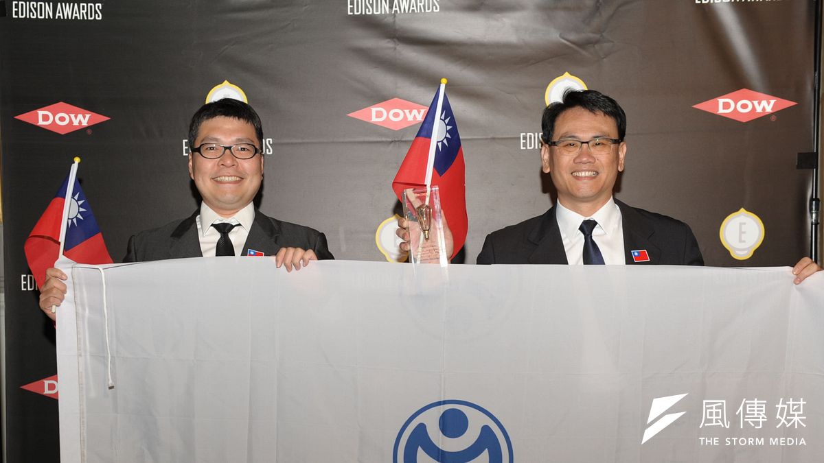 金屬中心由能源與精敏系統設備處邱振璋副(右)與研發團隊代表領獎。(圖/徐炳文攝) 金屬中心由能源與精敏系統設備處邱振璋副(右)與研發團隊代表領獎。(圖/徐炳文攝)