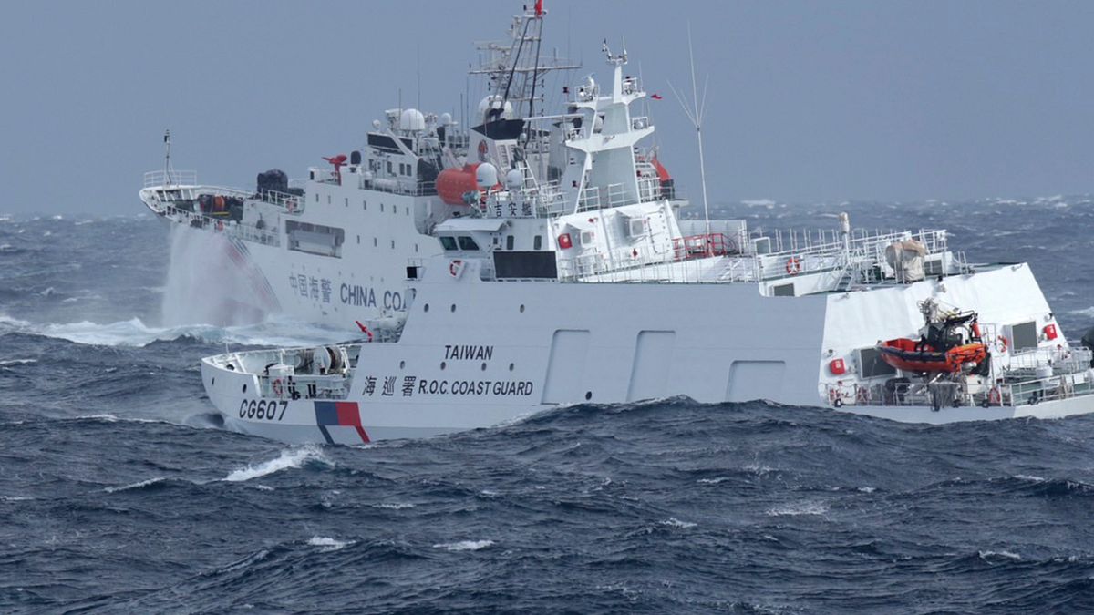 日本の防衛省は、中国海警船の活動を注視している。写真は、台湾東部の花蓮沖で中国海警船を追跡する台湾海巡署の艦艇。(写真/AP通信) 日本の防衛省は、中国海警船の活動を注視している。写真は、台湾東部の花蓮沖で中国海警船を追跡する台湾海巡署の艦艇。(写真/AP通信)