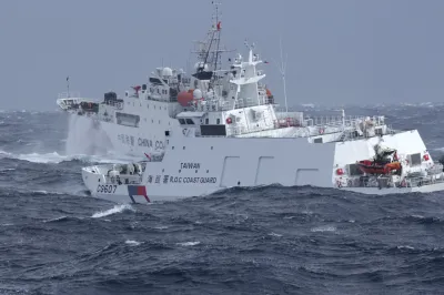 台灣海巡署艦艇在台灣東部花蓮海岸追趕中國海警船。(美聯社)