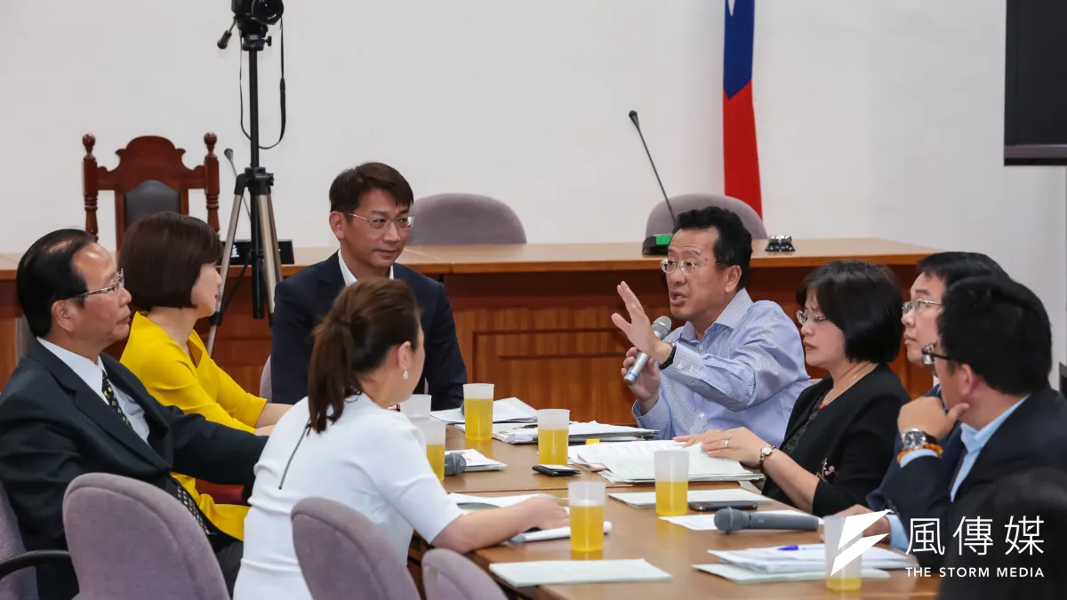 民進黨立委顧立雄24日出席由時代力量召集協商「廢除紅十字會法」,藍、綠、時代力量協商火氣大互嗆。(顏麟宇攝)