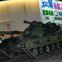台湾軍の「漢光42号」演習が10日に行われ、第2作戦区は初めて夜間に作戦区をまたぐ増援任務を実施した。2個大隊の兵力を動員し、花蓮から宜蘭へ北上。民間の輸送力も活用し、大型トラックやトレーラーで戦車・装甲車を迅速に移動させた。(写真/劉偉宏撮影) 台湾軍の「漢光42号」演習が10日に行われ、第2作戦区は初めて夜間に作戦区をまたぐ増援任務を実施した。2個大隊の兵力を動員し、花蓮から宜蘭へ北上。民間の輸送力も活用し、大型トラックやトレーラーで戦車・装甲車を迅速に移動させた。(写真/劉偉宏撮影)