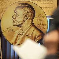 ノーベル賞は124年の歴史を歩み、1000名以上に授与されてきたが、賞金を支払うノーベル基金の資産は底をつかず、さらに潤沢になっている。(イメージ図/AP通信提供) ノーベル賞は124年の歴史を歩み、1000名以上に授与されてきたが、賞金を支払うノーベル基金の資産は底をつかず、さらに潤沢になっている。(イメージ図/AP通信提供)