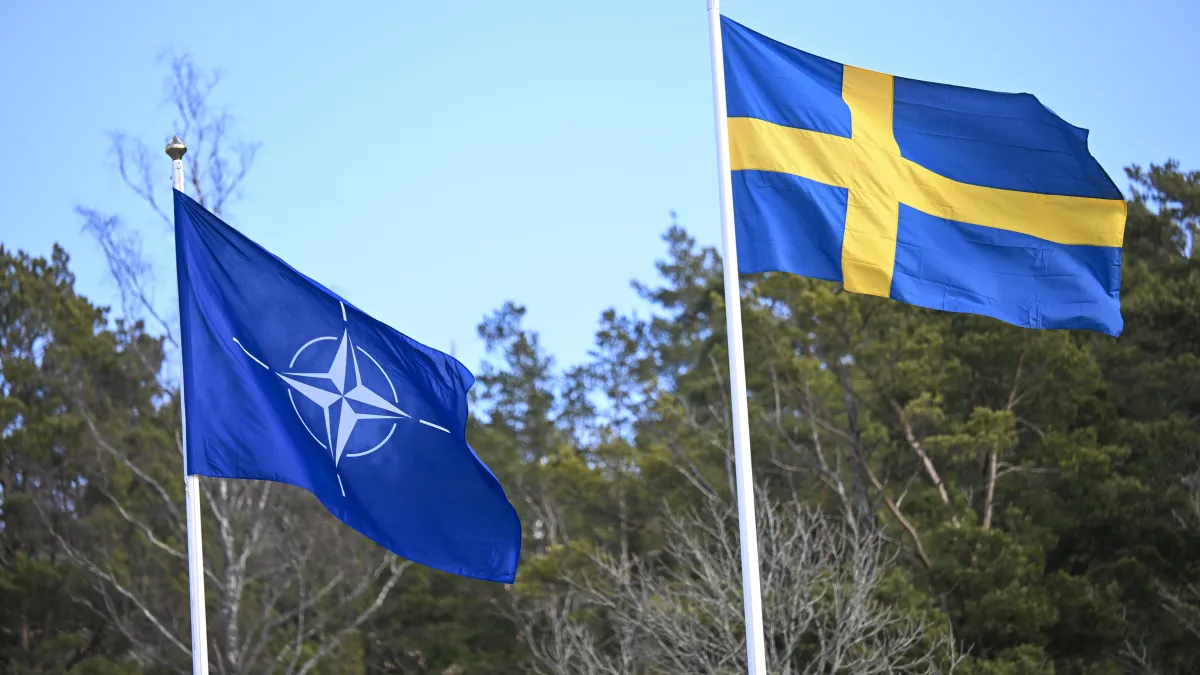 2024年3月11日,瑞典國旗在北約(NATO)總部升起。(AP)