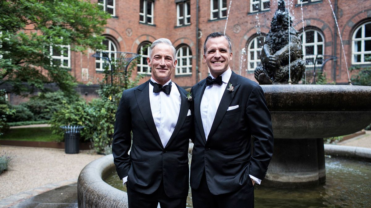 美國駐丹麥大使吉福德(右)選在丹麥和他的同性愛侶戴維森(左)一起步入婚姻。(美聯社) 美國駐丹麥大使吉福德(右)選在丹麥和他的同性愛侶戴維森(左)一起步入婚姻。(美聯社)