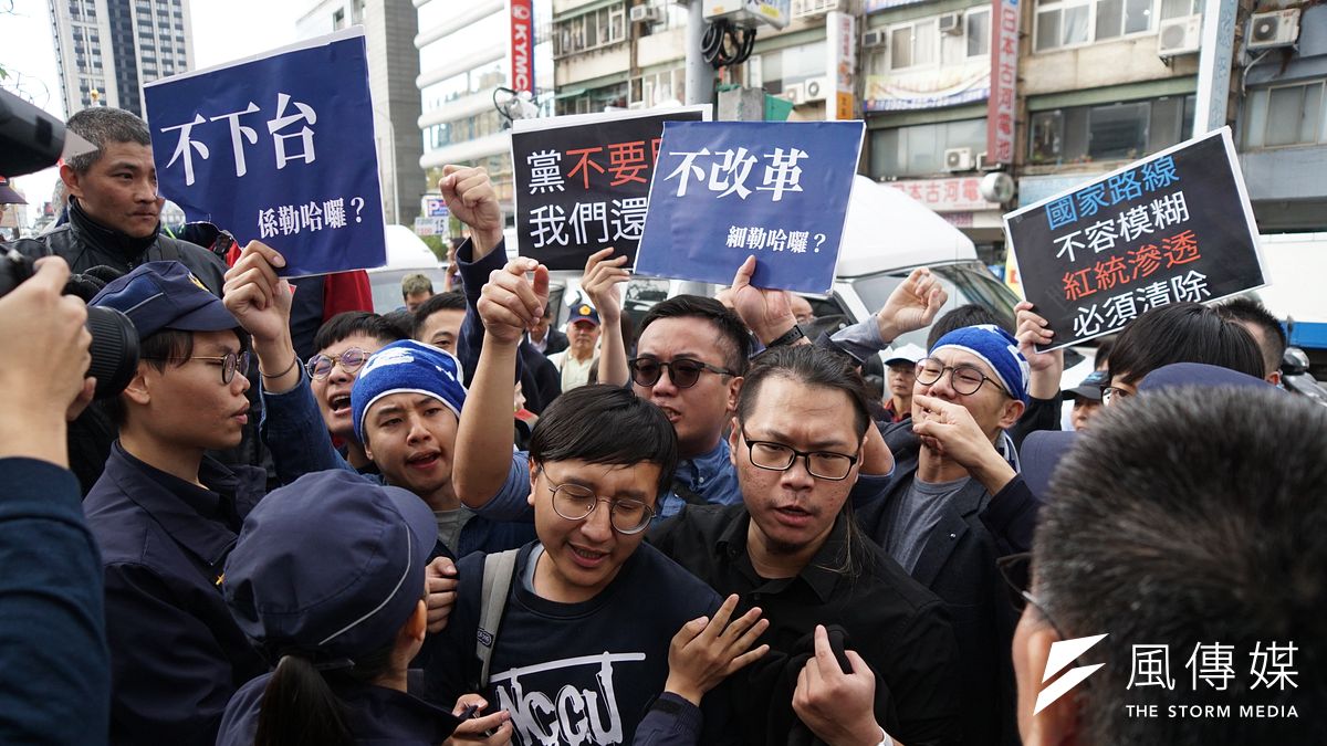 作者認為,台灣現在到處充斥著這些無知盲從的孓青,容不得台灣被檢討,被批評。(示意圖,盧逸峰攝) 作者認為,台灣現在到處充斥著這些無知盲從的孓青,容不得台灣被檢討,被批評。(示意圖,盧逸峰攝)