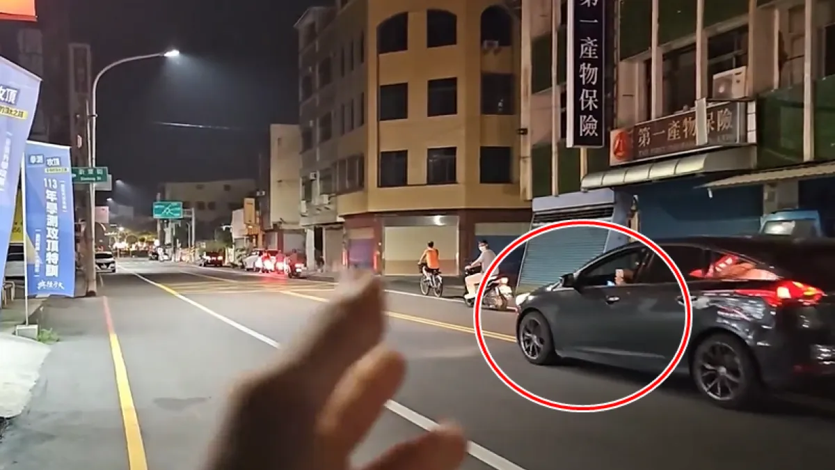 有民眾一邊開車一邊錄影,讓企鵝妹崩潰喊「不要拍!開車的!」(圖/翻攝自企鵝妹twitch)