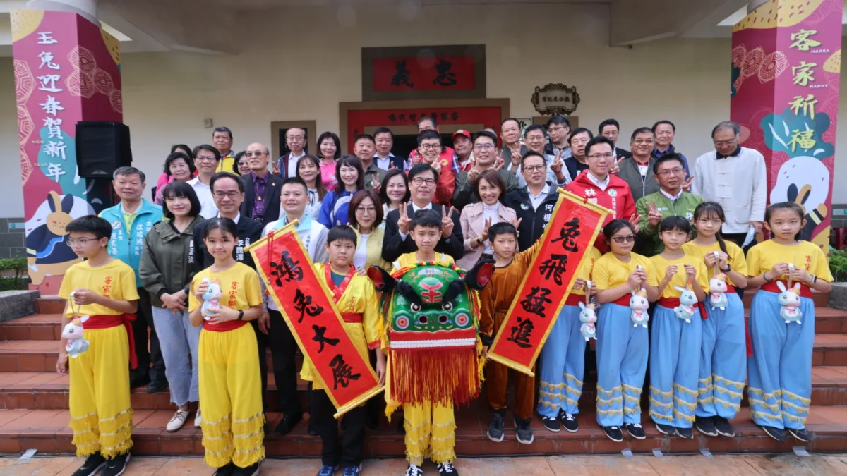 高雄市長陳其邁出席「新春祈福」祭儀,與客家鄉親遵循古禮行「三獻禮」團拜。(圖/高市府提供)