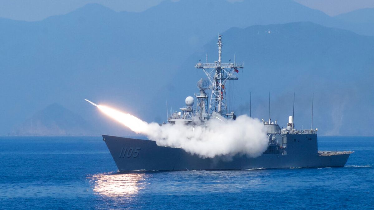 解放軍未來有可能長期侵擾我周邊海域,如此一來,即便沒有開戰,也能耗光我主力戰艦整體戰力。(AP) 解放軍未來有可能長期侵擾我周邊海域,如此一來,即便沒有開戰,也能耗光我主力戰艦整體戰力。(AP)