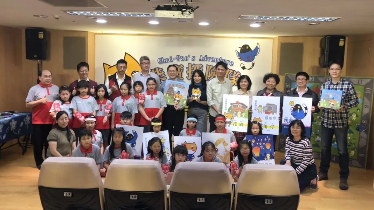新北市客家事務局長賴金河(後排左五)出席107年客語桌遊教學輔助教材—《柴寶探險隊》記者會,與頂埔國小校長華志仁、新店國小校長李顯鎮、樹林國小校長林烈群、國泰國小校長廖明正、老師甘耀明及張淑玲等貴賓合影。(圖/新北市客家局提供)