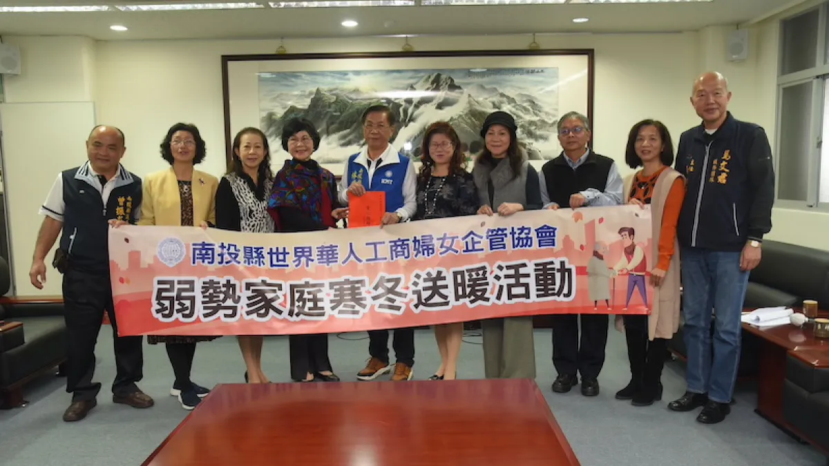 南投縣長林明溱(中)致贈感謝狀,向募資的中小企業表達謝意。(圖/南投縣政府提供)