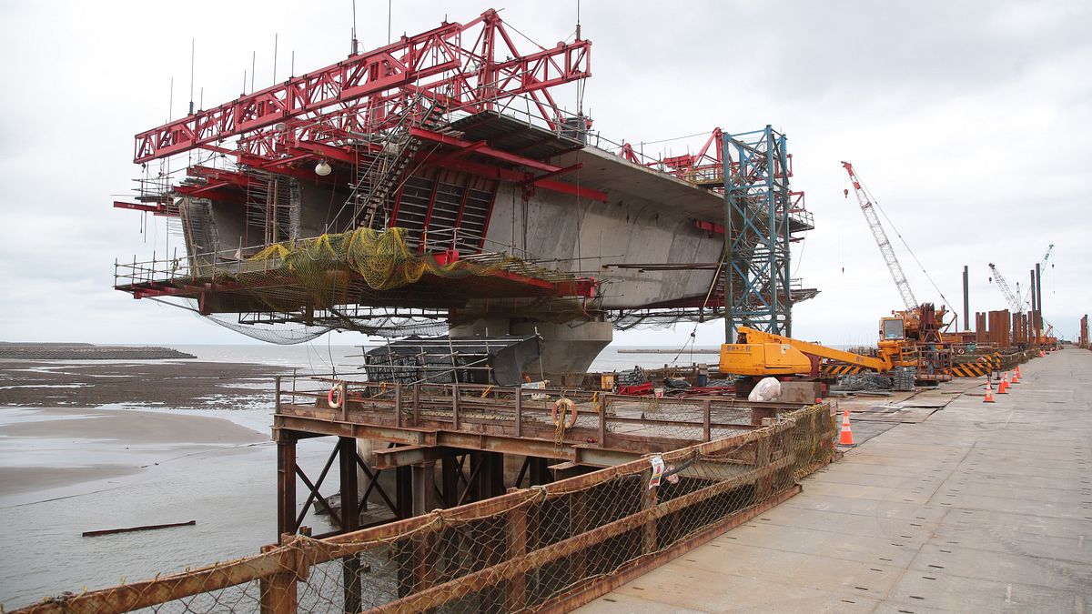 第三天然氣接收站海堤外推工程(右)會不會影響大潭藻礁生態系(左),是這次公投攻防重點之一。(資料照,顏麟宇攝) 第三天然氣接收站海堤外推工程(右)會不會影響大潭藻礁生態系(左),是這次公投攻防重點之一。(資料照,顏麟宇攝)