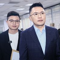 北検は、台北市における双呉罷免提案書の偽造事件について捜査を進めており、本日(29日)、調査局台北市調査処を指揮し、国民党所属の台北市議員・張斯綱氏(中央)を召喚して事情を聴いた。(写真/柯承惠撮影) 北検は、台北市における双呉罷免提案書の偽造事件について捜査を進めており、本日(29日)、調査局台北市調査処を指揮し、国民党所属の台北市議員・張斯綱氏(中央)を召喚して事情を聴いた。(写真/柯承惠撮影)