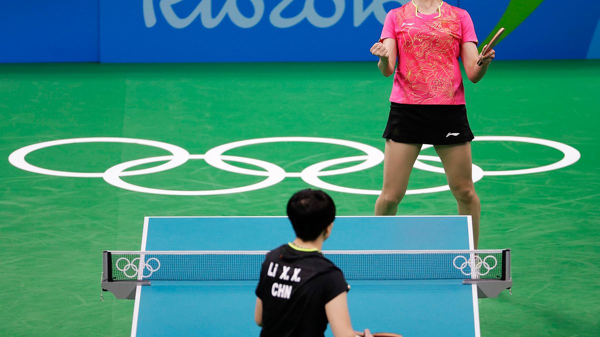 中國桌球女將丁寧戰勝隊友李曉霞,奪金後激動吶喊。(美聯社) 中國桌球女將丁寧戰勝隊友李曉霞,奪金後激動吶喊。(美聯社)