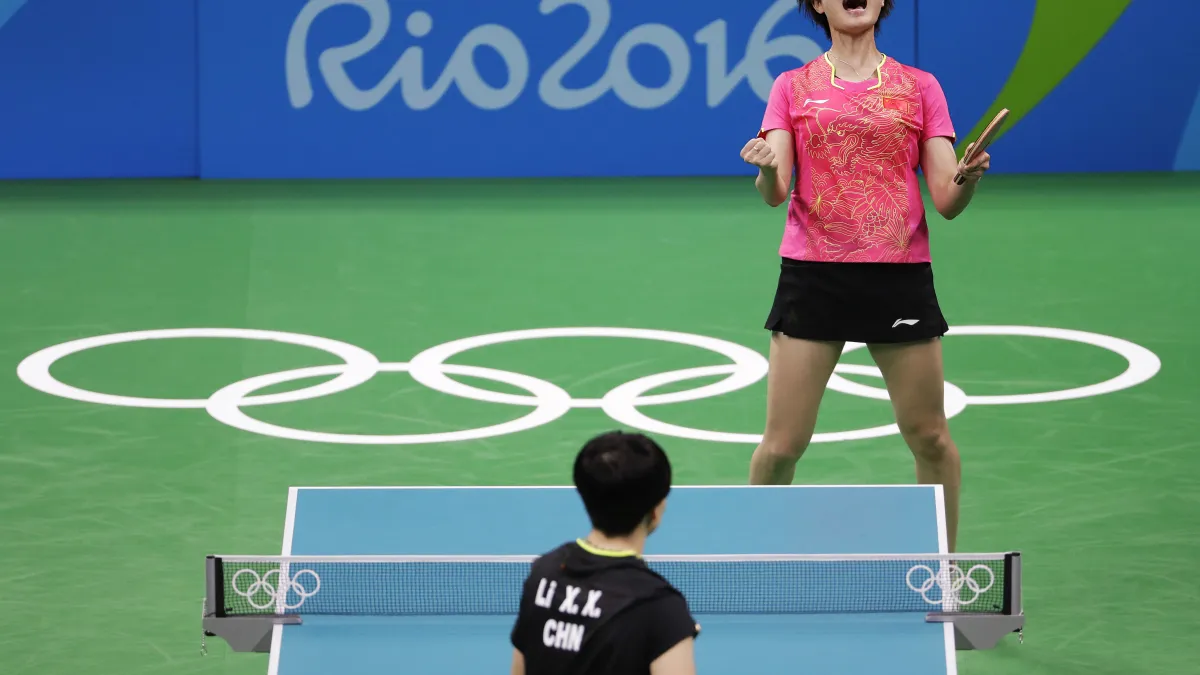 中國桌球女將丁寧戰勝隊友李曉霞,奪金後激動吶喊。(美聯社)