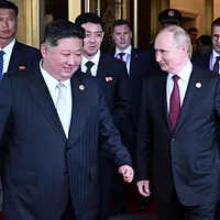 北朝鮮最高指導者の金正恩氏(左)が、特別列車で北京に到着し、ロシアのプーチン大統領と緊密な交流を行う。(AP通信) 北朝鮮最高指導者の金正恩氏(左)が、特別列車で北京に到着し、ロシアのプーチン大統領と緊密な交流を行う。(AP通信)