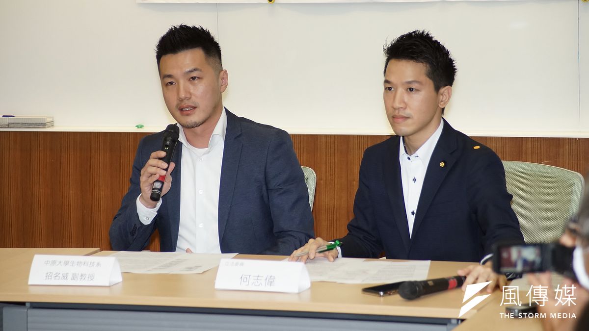 中原大學副教授招名威(左)偕同立法委員何志偉(右)召開記者會,指控校方試圖介入學術自由。(盧逸峰攝) 中原大學副教授招名威(左)偕同立法委員何志偉(右)召開記者會,指控校方試圖介入學術自由。(盧逸峰攝)
