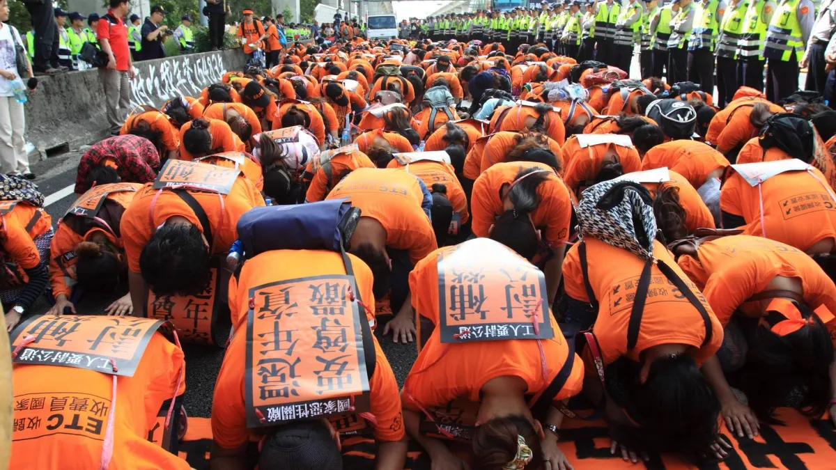 國道收費員自救會於去年10月25日動員百餘人,在國道1號上停車並以6步1跪的方式表達訴求,被警方依公共危險罪移送法辦。桃園地檢署13日以106位駕駛人均不起訴的處分偵結。(取自國道收費員自救會臉書)