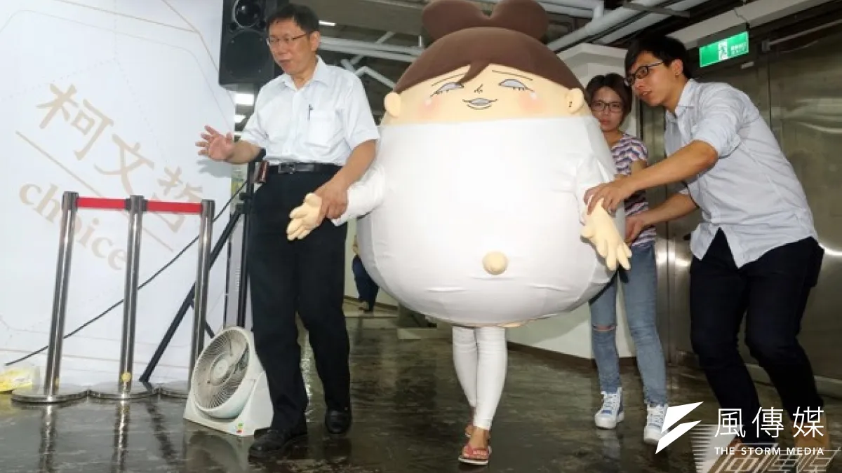 為吸引更多募款,無黨籍台北市長參選人柯文哲17日上午聯合知名插畫家溫蒂妮小姐、桌遊設計師小伍召開記者會,連袂推出新款桌遊,名為「翻桌吧!溫蒂妮小姐」。(蘇仲泓攝)