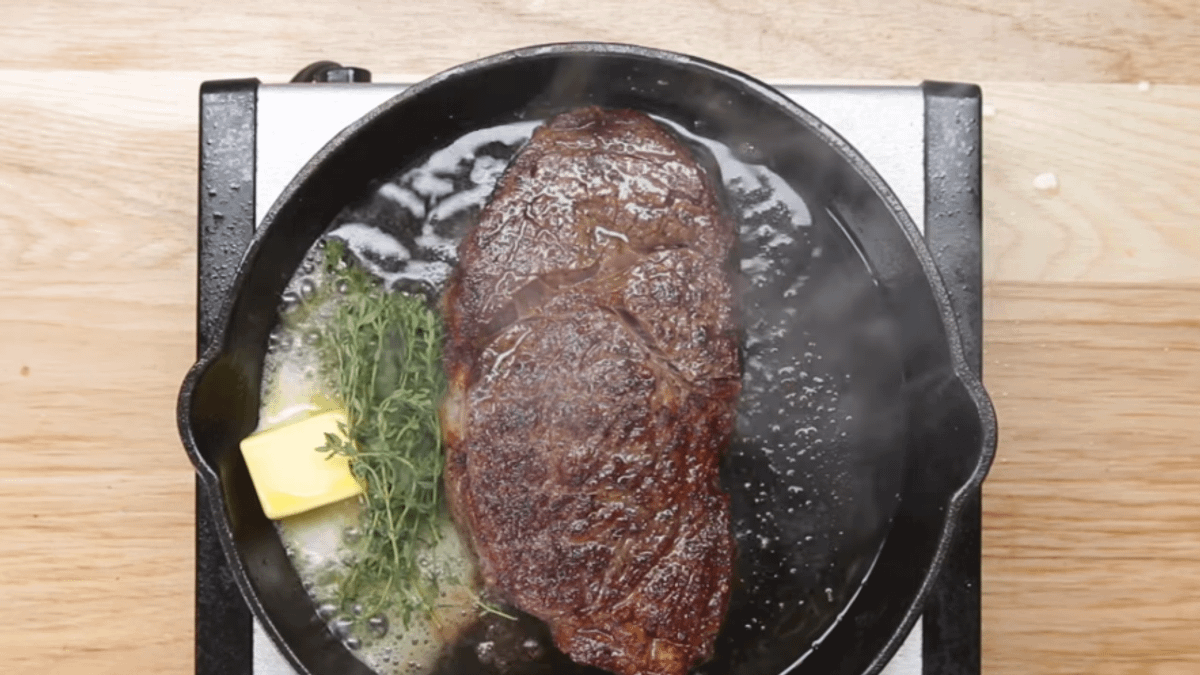 以油鍋冒煙作為「夠熱」的判定點,這是很危險的作法。(示意圖/翻攝自youtube) 以油鍋冒煙作為「夠熱」的判定點,這是很危險的作法。(示意圖/翻攝自youtube)