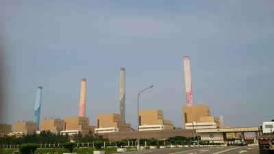 台中火力發電廠為世界規模第二大燃煤電廠,也是中部地區最大的固定汙染源。為提升空氣品質,台中市政府再祭出「第3次加嚴排放標準」,預計今(2018)年底前完成法制程序。(台中市政府提供)