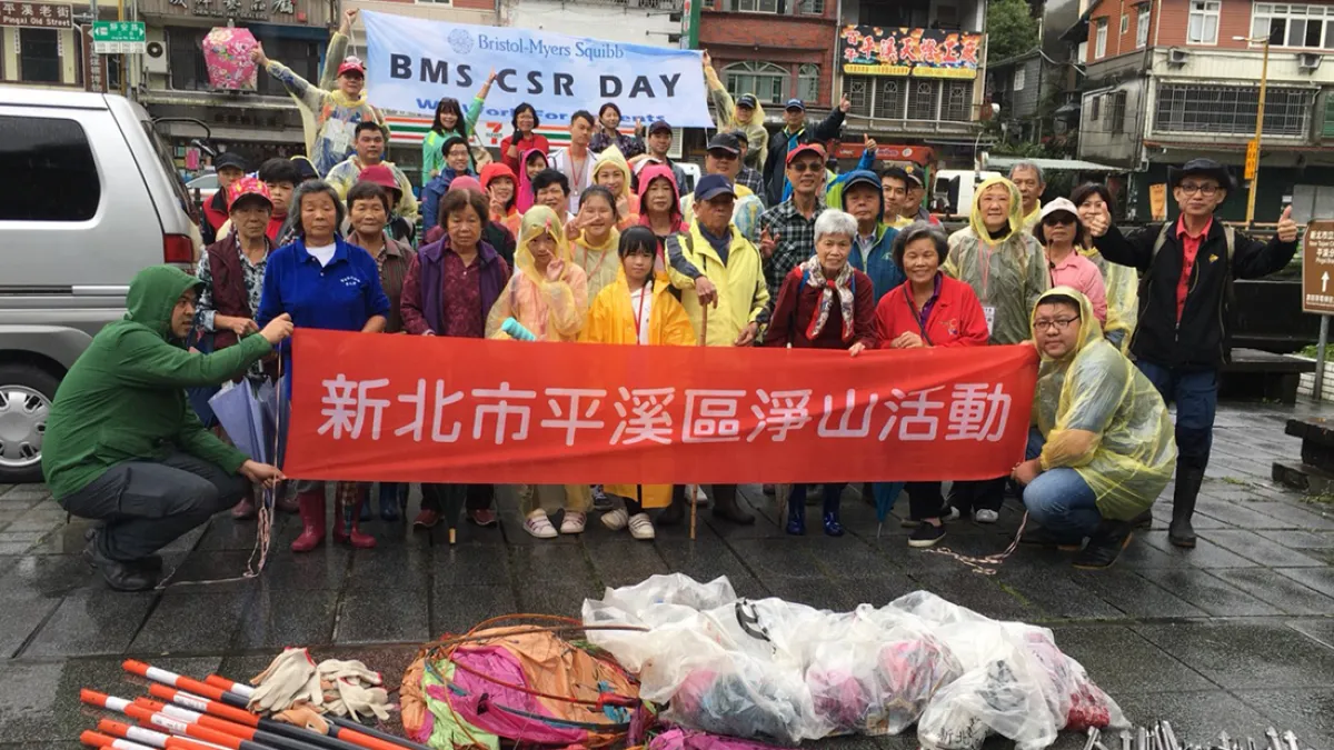 新北市觀光旅遊局與平溪區公所舉辦淨山活動,還給當地清淨整潔的登山步道。(圖/新北市觀光旅遊局提供)