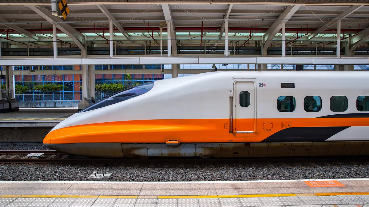 台灣高鐵日前刊登站務員職缺,開出起薪3萬6500元、並要求具中等以上英文能力,引發許多網友批評「薪水太低」。(圖/取自臉書台灣高鐵) 台灣高鐵日前刊登站務員職缺,開出起薪3萬6500元、並要求具中等以上英文能力,引發許多網友批評「薪水太低」。(圖/取自臉書台灣高鐵)