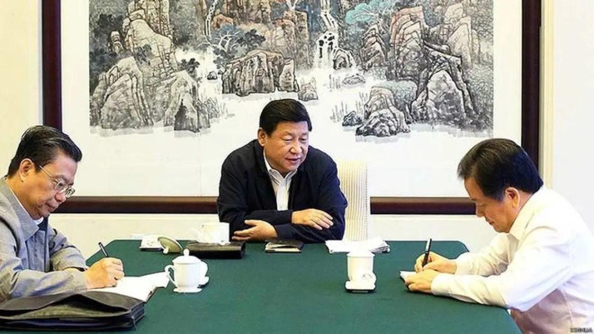 習近平在河北主持黨內學習教育活動。右一是此後因違反「政治規矩」落馬的河北省委書記周本順。(BBC中文網)