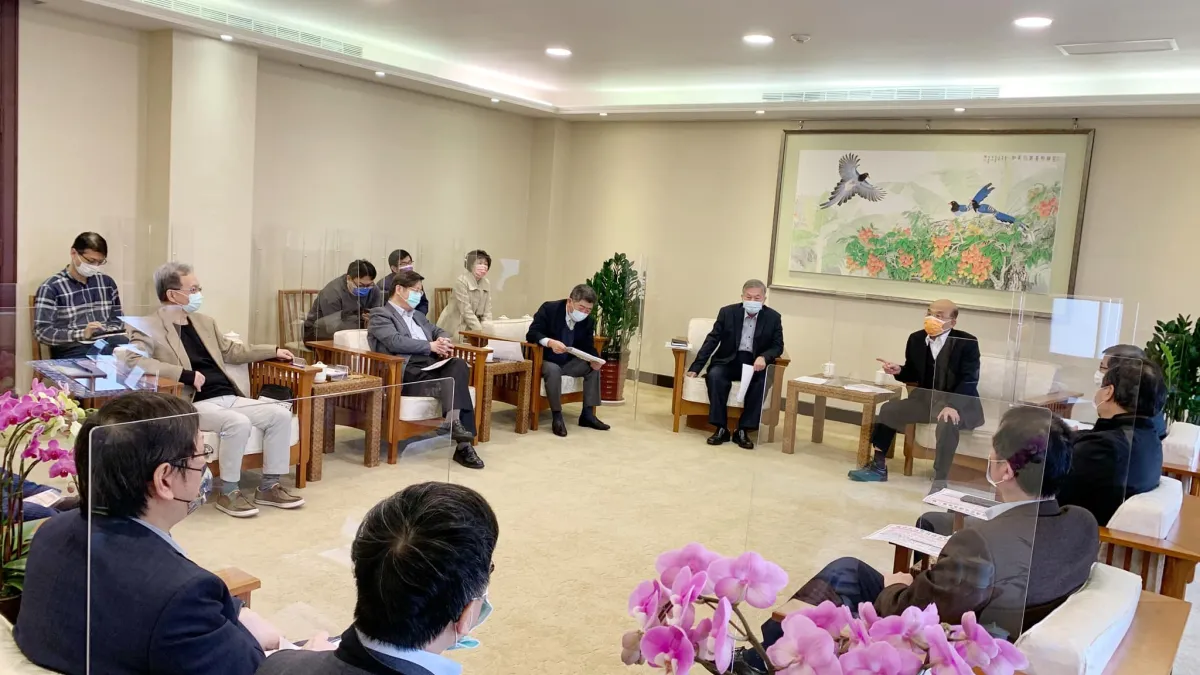 台灣疫情再次升溫,連總統蔡英文都因家人確診而在家居隔一段時間。圖為總統蔡英文在官邸召開防疫策略會議。(取自行政院臉書)