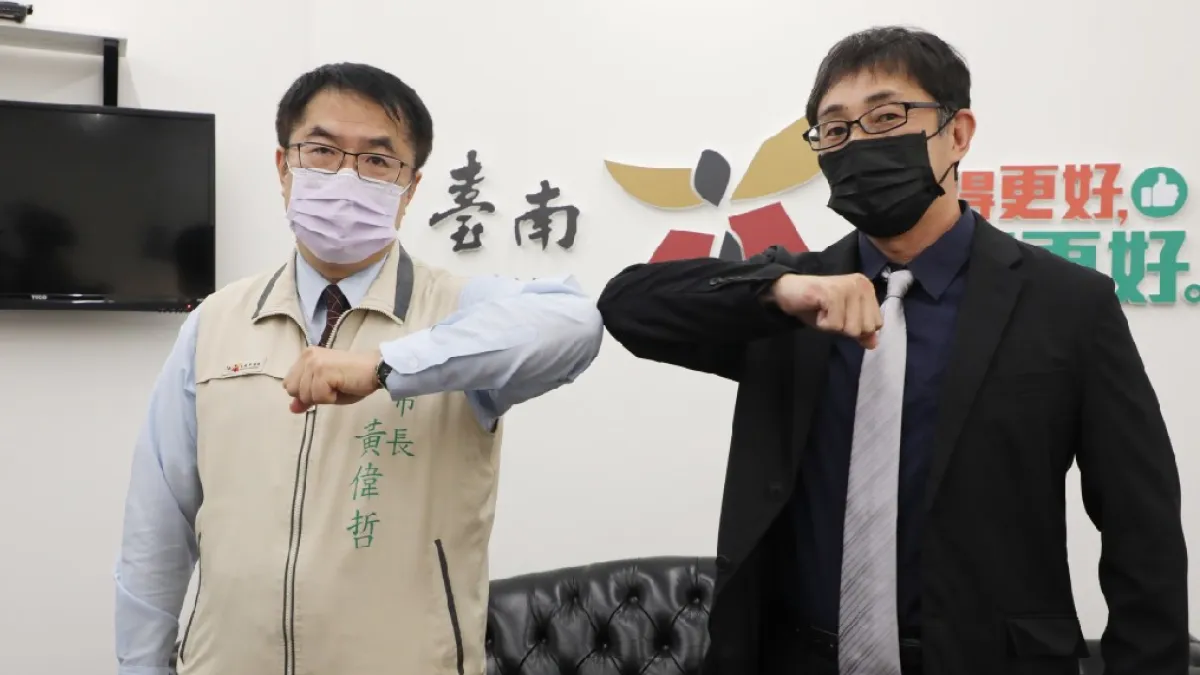 日疫苗來台!市長黃偉哲(左)接見台南市日本人協會理事長野崎孝男,表達感謝之意,並強調優先讓日僑施打。(圖/台南市政府新聞處提供)
