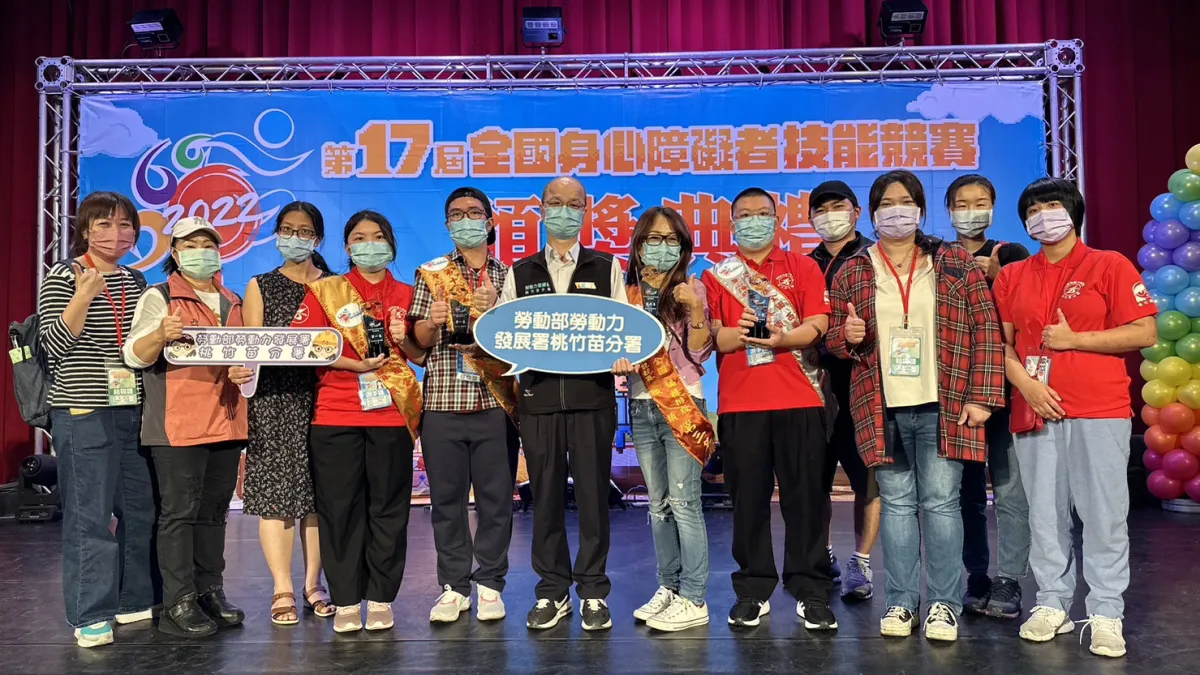 桃竹苗分署何維敦副分署長(中舉牌者)與獲獎的培訓選手、老師一同合影。(圖/勞動力發展署桃竹苗分署提供)