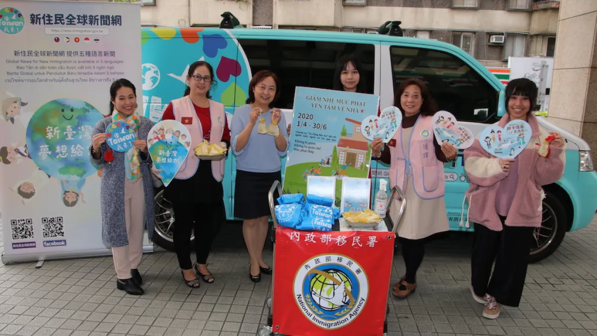 移民署臺北市服務站為前來洽公的民眾贈送越南香包防疫。(圖/內政部移民署提供)