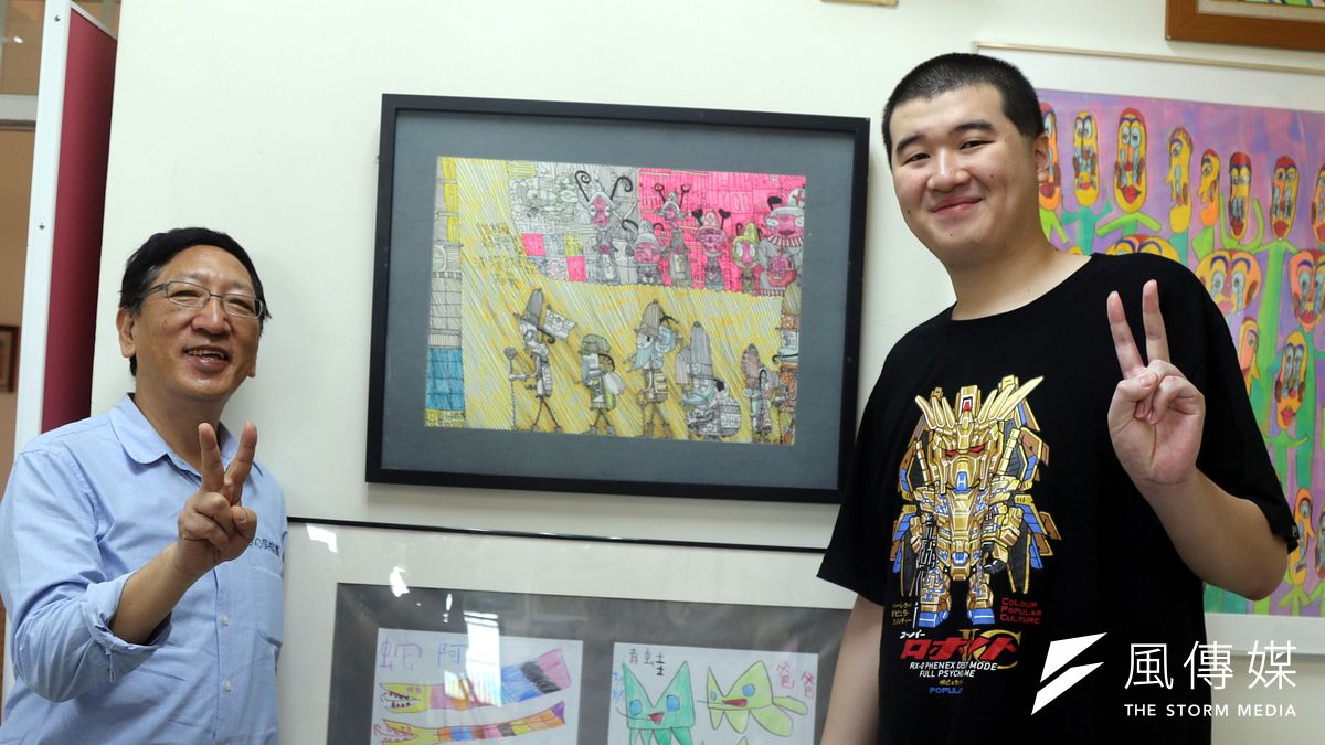 高雄市教育局長吳榕峯(左)特地前往楠特,並與特教生一同捏陶創作。(圖/徐炳文攝) 高雄市教育局長吳榕峯(左)特地前往楠特,並與特教生一同捏陶創作。(圖/徐炳文攝)