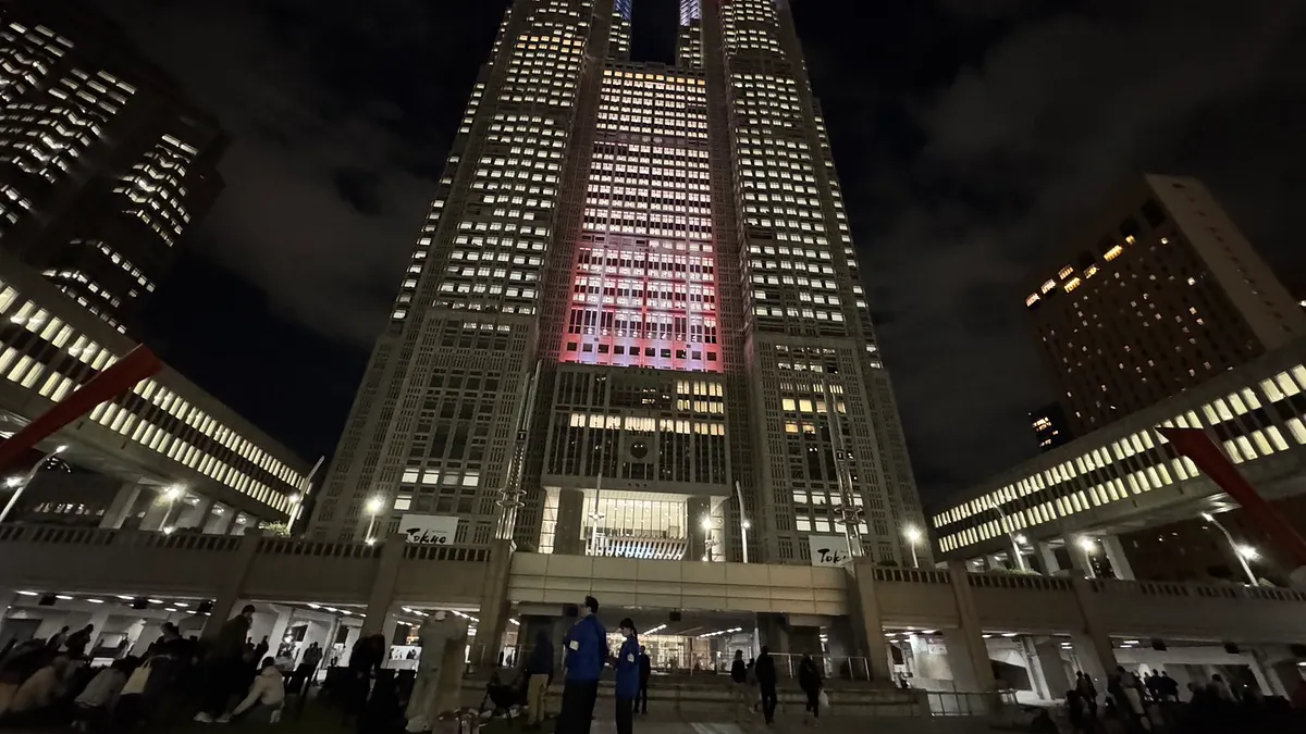 トランプ大統領の訪日を記念し、東京スカイツリー、東京タワー、東京都庁が星条旗カラーにライトアップ。(写真/風傳媒提供) トランプ大統領の訪日を記念し、東京スカイツリー、東京タワー、東京都庁が星条旗カラーにライトアップ。(写真/風傳媒提供)