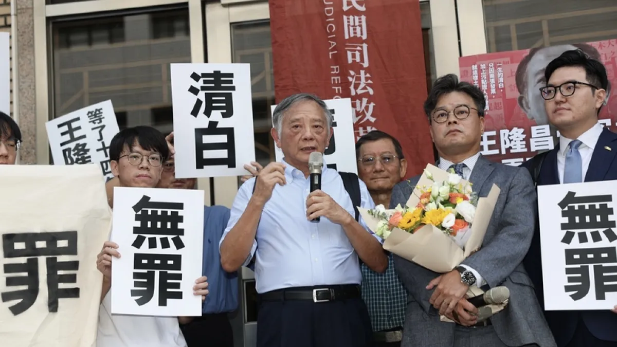 前北科大教授王隆昌(中)被控收賄,遭判刑7年8月定讞,高院1日再審改判無罪。歷經7年的司法煎熬,那一天,司法歸還清白。可是,人生真的能從宣判「無罪」的那一刻重新開始嗎?(資料照,中央社)