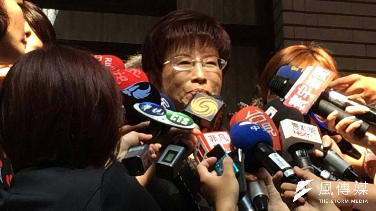 對於昨天講的「立院關門說」,洪秀柱今早解釋,她的意思是「立法院要關門『嗎』?其他部會要取代『嗎』?」被解讀錯誤非常遺憾。(周怡孜攝) 對於昨天講的「立院關門說」,洪秀柱今早解釋,她的意思是「立法院要關門『嗎』?其他部會要取代『嗎』?」被解讀錯誤非常遺憾。(周怡孜攝)