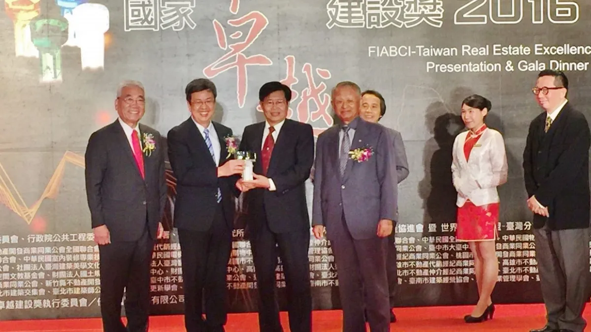 陳菊市長獲國土建設特別貢獻獎,秘書長楊明州代為領獎。(高雄市政府工務局提供)