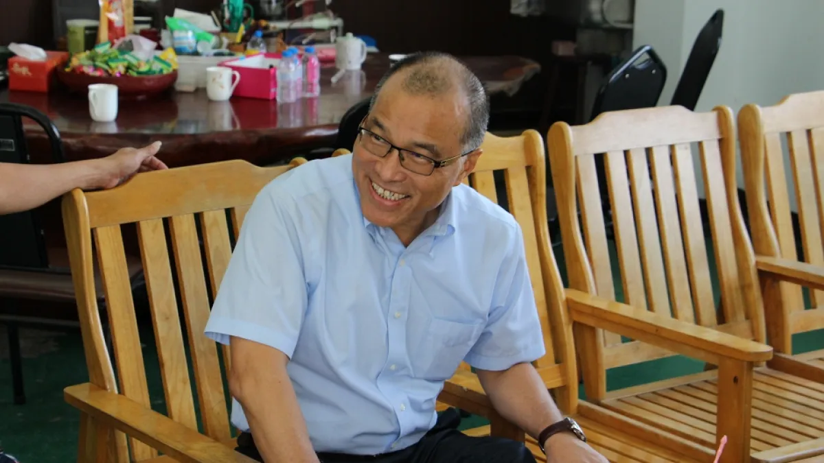 暫時代理市長職務的高雄市副市長葉匡時16日上午前往民進黨團總召韓賜村議員服務處,拜會議員及當地里長。(高雄市政府提供)