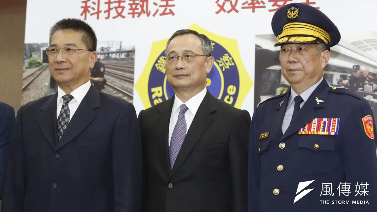 徐國勇(左)本與陳家欽(中)相安無事,但所屬的海派人馬對於警政署長位置有其他想法。(郭晉瑋攝)